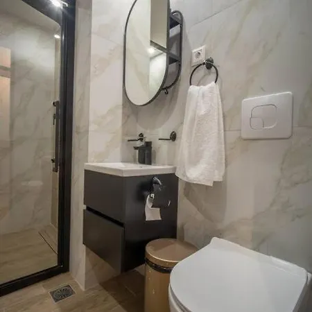Victorian Elegance, Athens' Hidden Gem, 6br , 30sec To Metro , Ac , Netflix Apartment